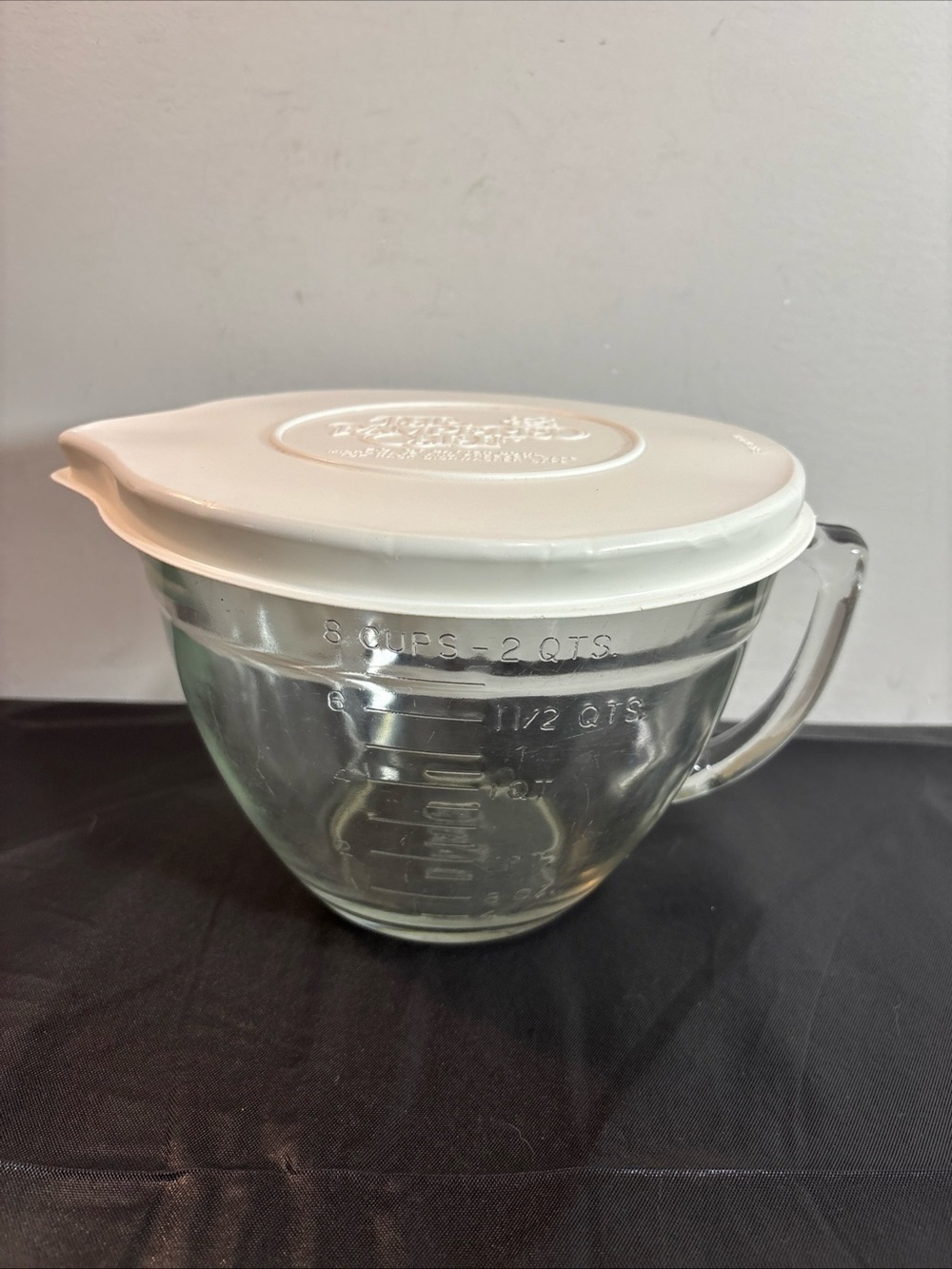 Pampered Chef 8 Cup Clear Glass Measuring Bowl with White Plastic Lid 9/25